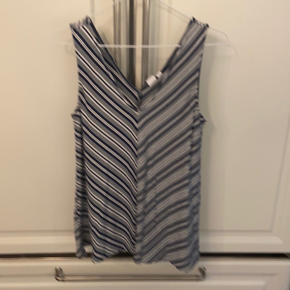 Gap navy striped v- neck sleeveless top size XS